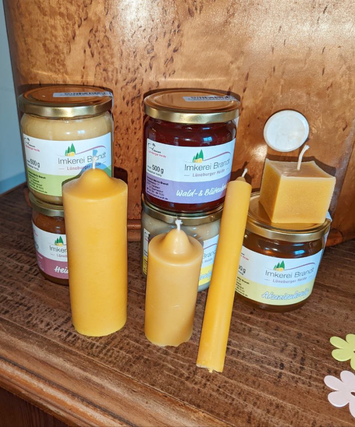 Bienenwachs-Kerzen und Honig im Hof-Verkauf